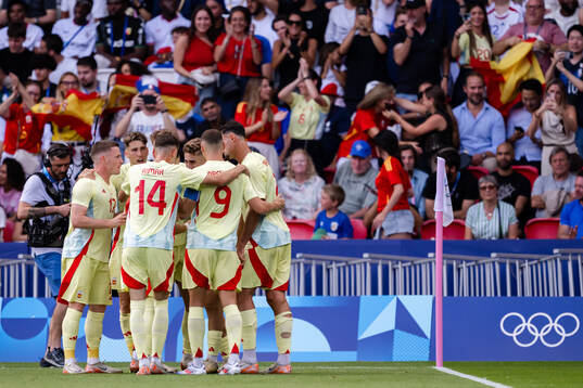 Players of Spain celebrate the 1-1 goal by Fermin Lopez in