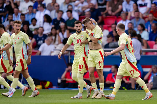 Players of Spain celebrate the 1-1 goal by Fermin Lopez in