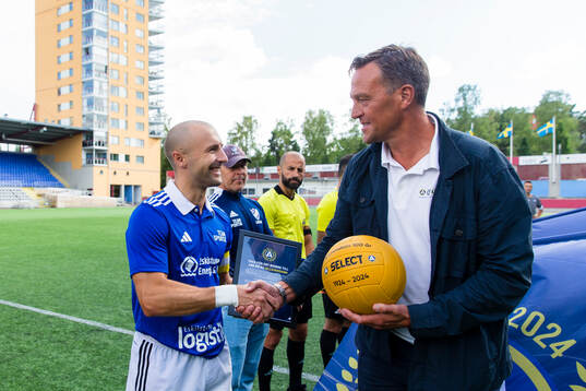 Svante Samuelsson, SEF delar ut boll och diplom för