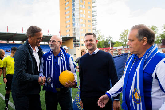 a höger) står bredvid Bertil Ekström (h) och Bengt