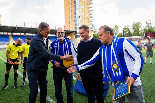 a höger) står bredvid Bertil Ekström (h) och Bengt