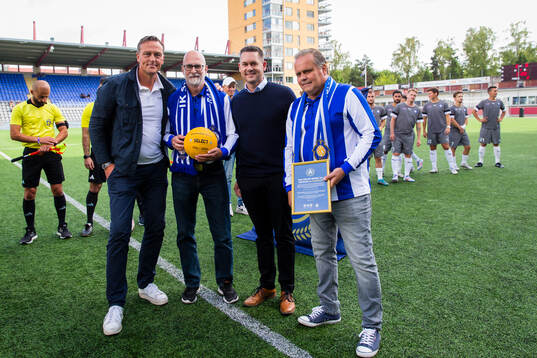 a höger) står bredvid Bertil Ekström (h) och Bengt