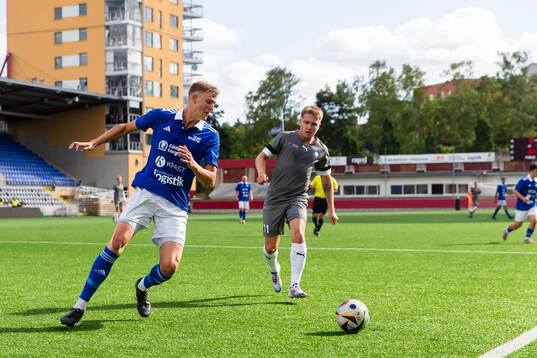 IFK Eskilstunas Carl Wärme jagas av Sleipners Jonatan Gren