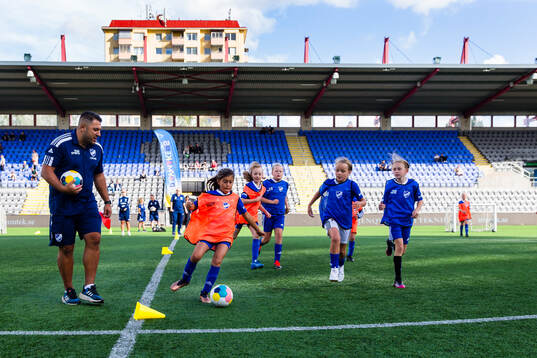 Flickor spelar match i halvtidspausen