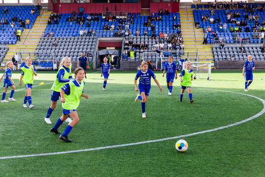 Flickor spelar match i halvtidspausen