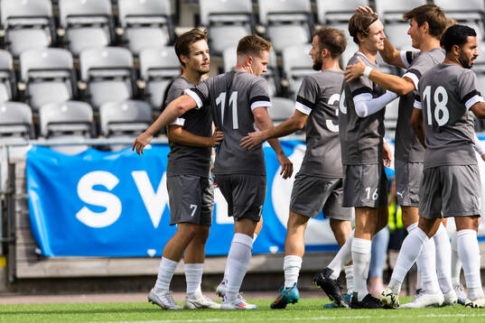 Sleipners Casper Frisk (v) gör 1-0 och jublar med