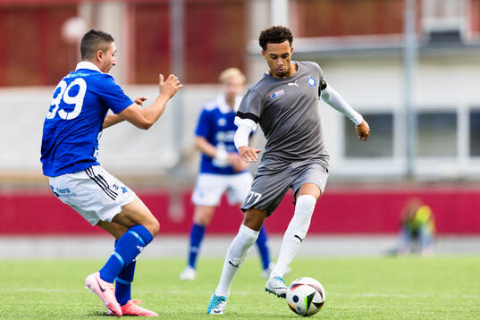 IFK Eskilstunas Daniel Hanna i kamp om bollen med Sleipners