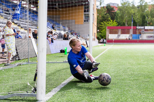 Eskilstuna Uniteds Hedvig Lindahl räddar en straff