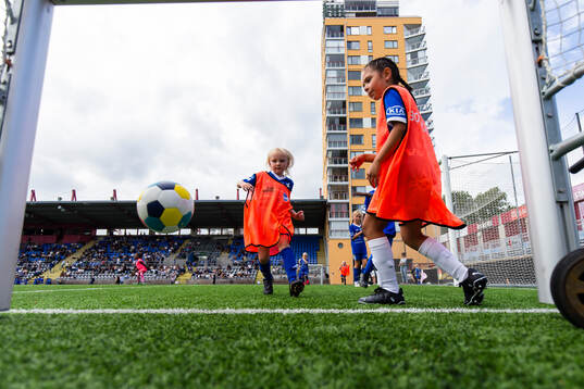Knattespelare spelare match i halvtidspausen på