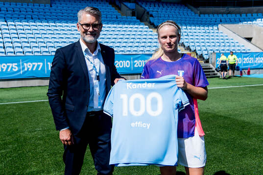 s vd Niclas Carlnén hyllar Amanda Kander för 100 matcher