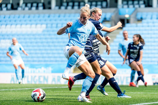 Malmö FFs Mia Persson och IFK Kalmars Elvira Hammarbäck