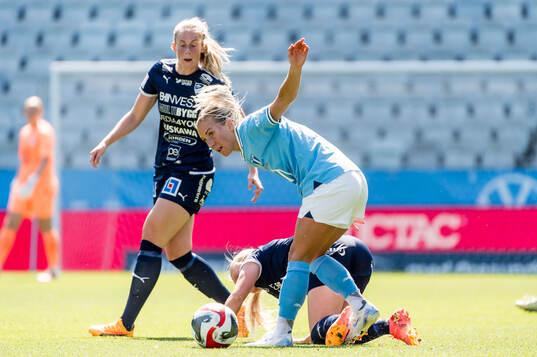 Malmö FFs Mia Persson och IFK Kalmars Wilma Finnman