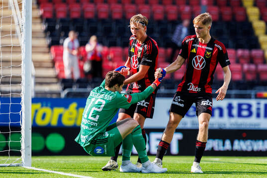 Östersunds målvakt Adam Benediktsson får hjälp upp av