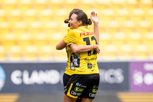 Elfsborgs Ellen Nilsson (skymd) jublar med Hedvig Petersson