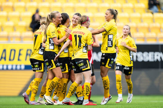 Elfsborgs spelare jublar med Hedvig Petersson