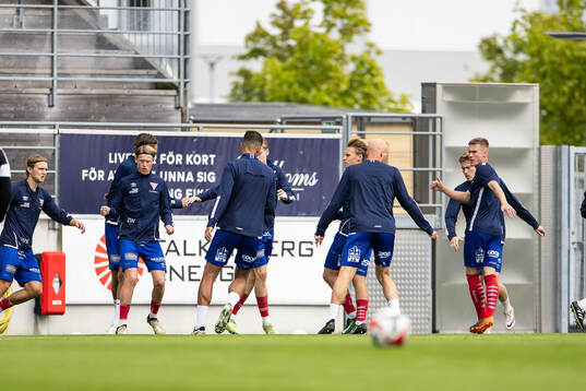 Tvååkers spelare värmer