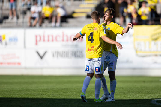 Falkenbergs Tim Stålheden och Noel Hansson  jublar
