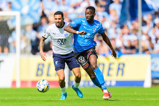 Malmö FFs Sergio Pena och Halmstads Blair Sebastian Turgott