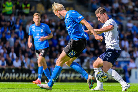 Halmstads André Boman och Malmö FFs Gabriel Busanello