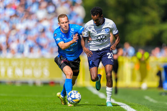 Halmstads Gisli Eyjolfsson och Malmö FFs Taha Ali