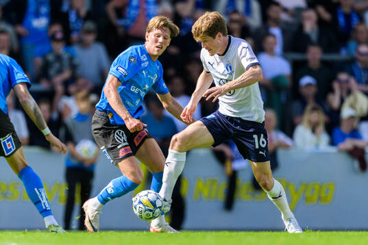 Malmö FFs Oliver Berg och Halmstads Noah Söderberg