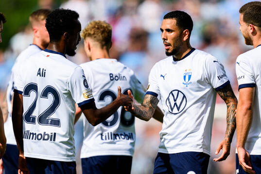 Malmö FFs Taha Ali och Sergio Pena jublar