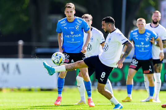 Halmstads Villiam Granath och Malmö FFs Sergio Pena