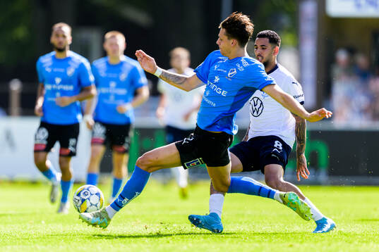 Halmstads Gabriel Wallentin och Malmö FFs Sergio Pena
