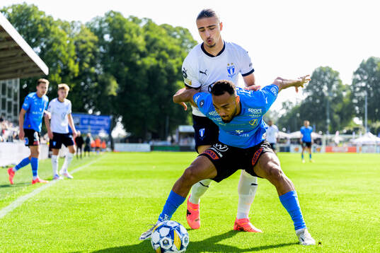 Malmö FFs Elison Makolli och Halmstads Vinicius Nogueira