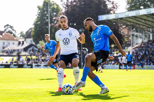 Malmö FFs Elison Makolli och Halmstads Vinicius Nogueira