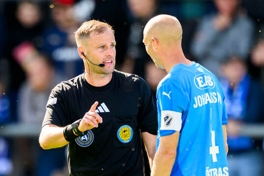 Domare Richard Sundell och Halmstads Andreas Johansson