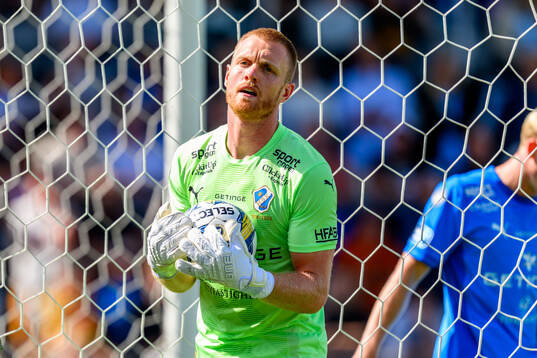 Halmstads målvakt Tim Erlandsson deppar