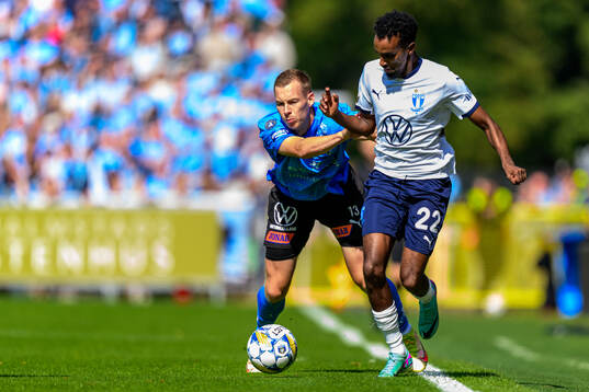 Halmstads Gisli Eyjolfsson och Malmö FFs Taha Ali