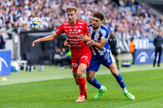 Värnamos Albin Lohikangas och IFK Göteborgs Thomas Santos