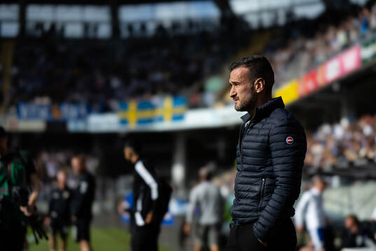 Värnamos tränare Anes Mravac innan fotbollsmatchen i