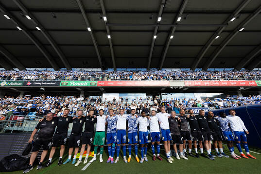 IFK Göteborgs ledare och spelare vid bänken innan