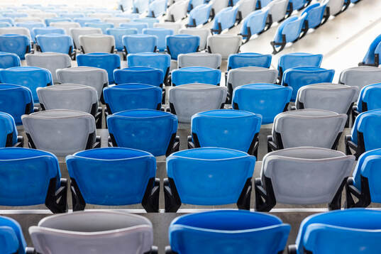 Stolar på läktaren på Platinumcars Arena