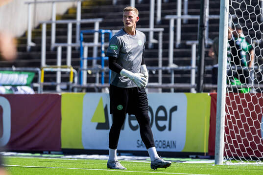 Västerås målvakt Johan Brattberg på uppvärmningen