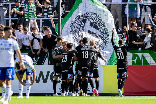 Spelare ur Västerås jublar