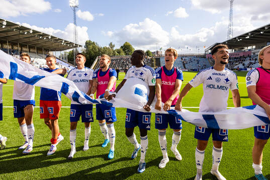 Spelare ur IFK Norrköping jublar