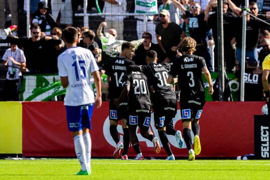 Västerås Henry Offia jublar med lagkamrater