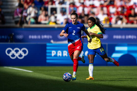 Emily Fox of USA and Ludmila of Brazil in the women’s