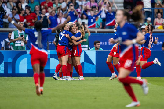 Mallory Swanson of USA celebrates with team mates