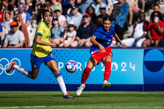 Lauren of Brazil and Sophia Smith of USA in the women’s