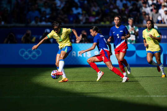 Thais of Brazil and Mallory Swanson of USA in the women’s