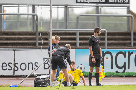 Ängelholms Johan Gudmundsson skadades och utgick