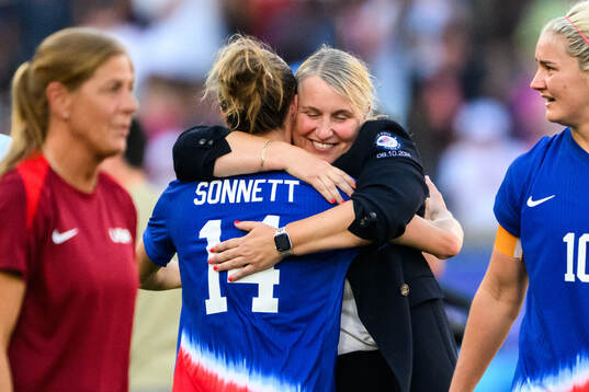 Emily Sonnett and Head coach Emma Hayes of USA celebrate