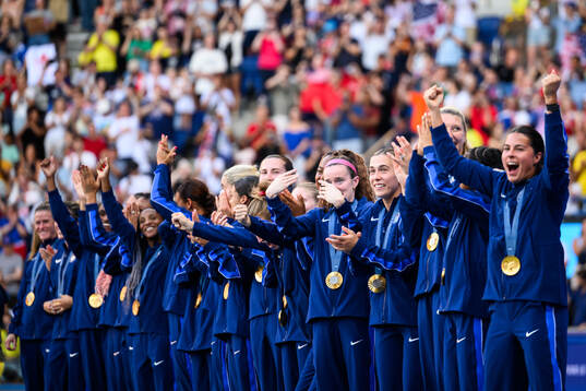 Players of USA celebrate with their gold medals