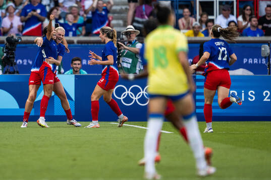 Mallory Swanson of USA celebrates with team mates