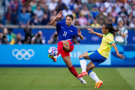 Sophia Smith of USA and Duda Sampaio of Brazil in the
